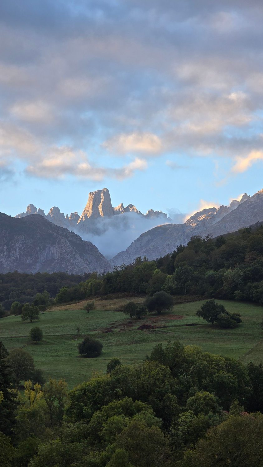 El Naranjo de Bulnes al amanecer sobre praderas verdes