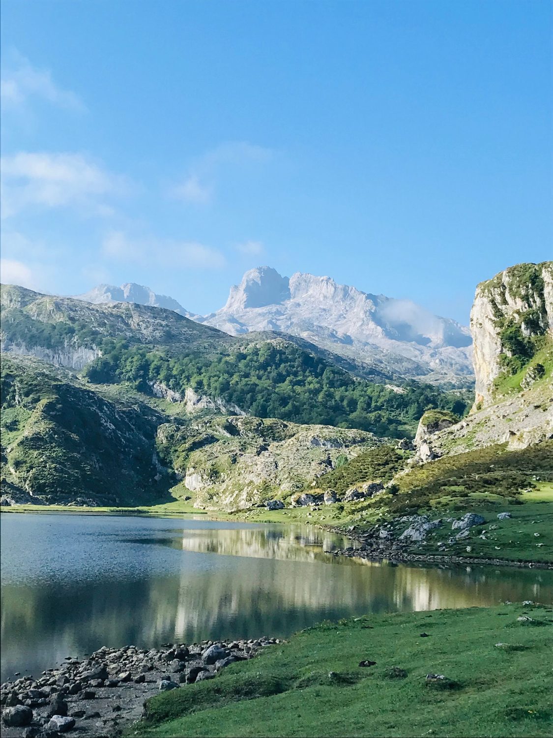 Lago de montaña con cumbres reflejadas