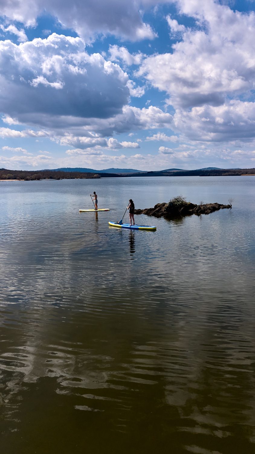 Dos tablas de paddle surf en un agua interior en calma